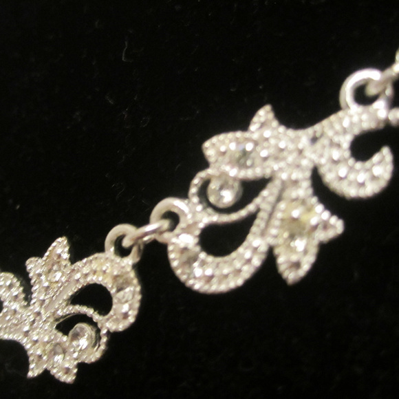 Rhinestone Silvertone Necklace Earrings Set EUC - Picture 6 of 7